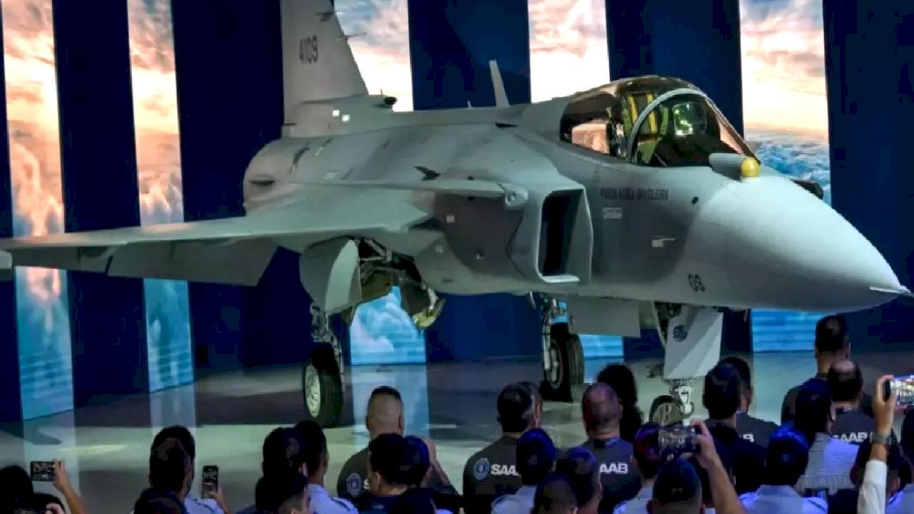 Brezilya'nın İlk Süpersonik Savaş Uçağı Tanıtıldı