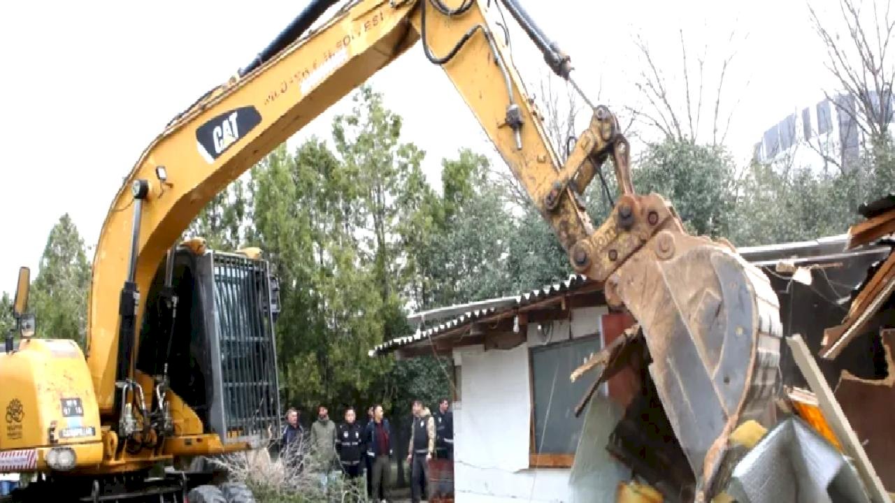 Bursa Nilüfer’de kaçak barakalar yıkıldı