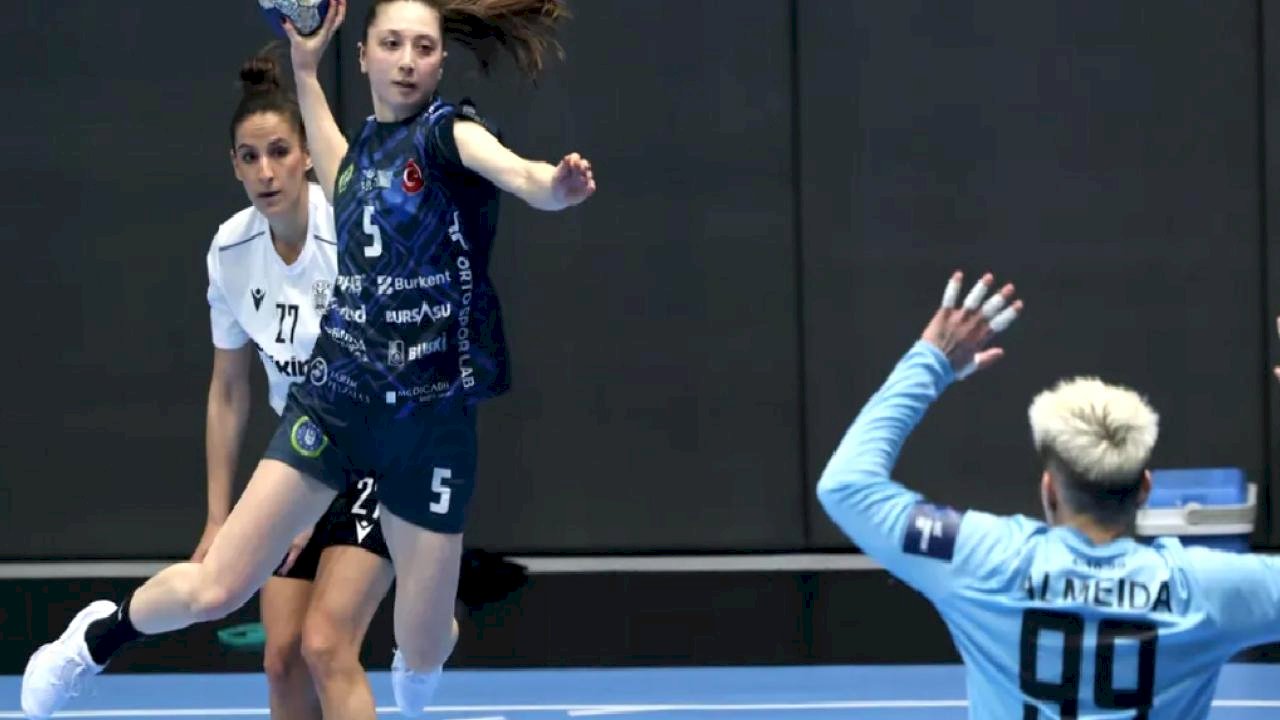 Bursalı kadın hentbolcular Avrupa’da yarı final için avantajı kaptı