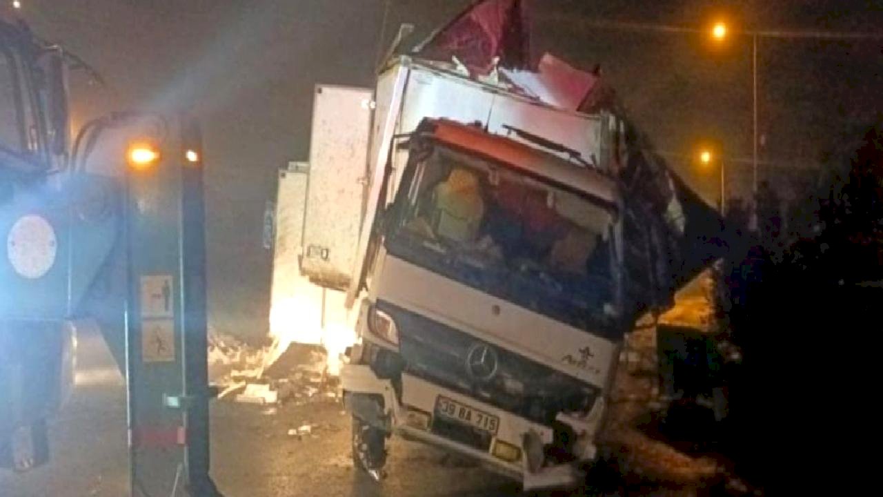 Büyükçekmece’de 8 ton hamsi taşıyan kamyon takla attı