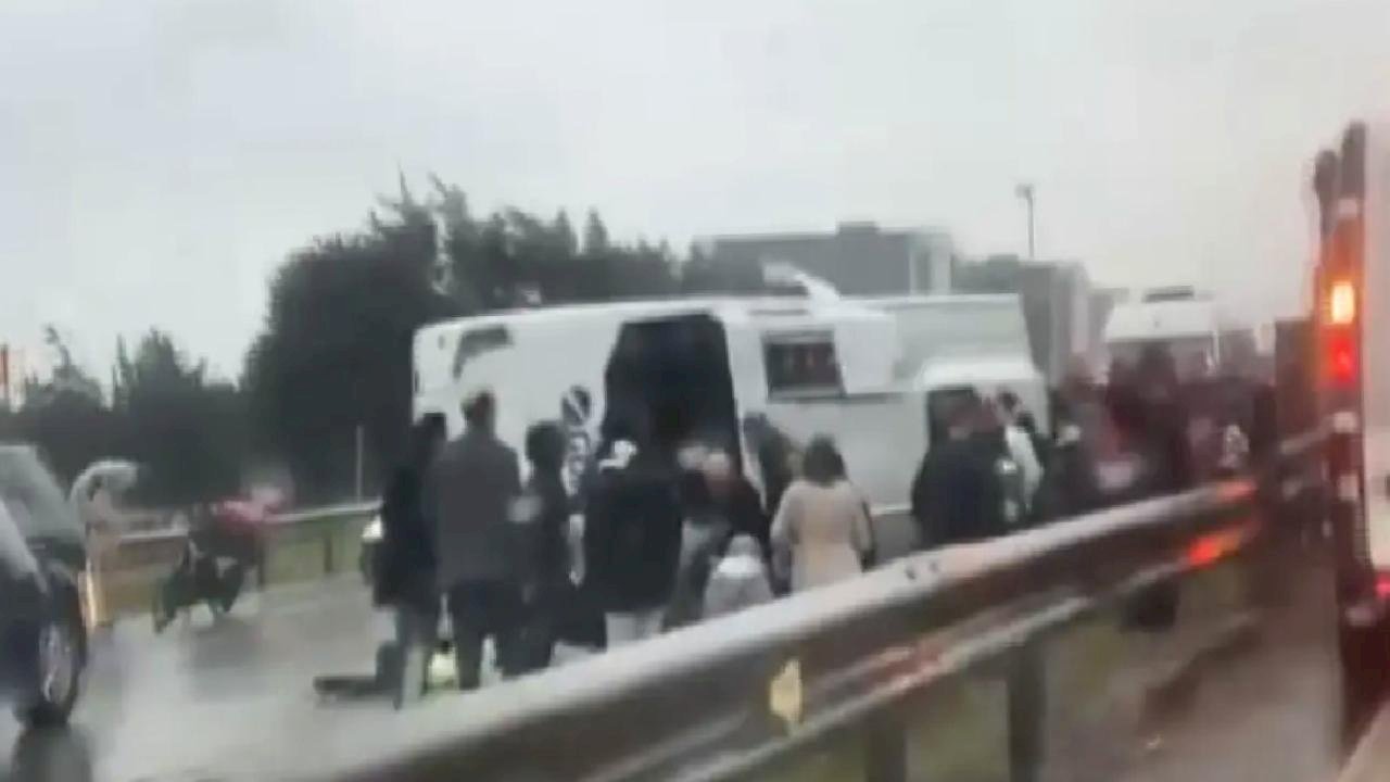 Büyükçekmece'de Midibüs Devrildi