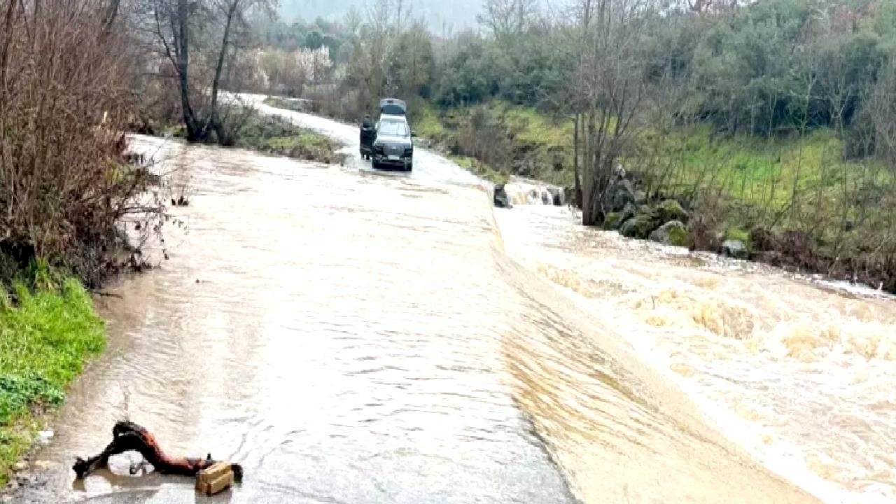 Çanakkale'de Sağanak Sel, Otomobil Kurtarıldı