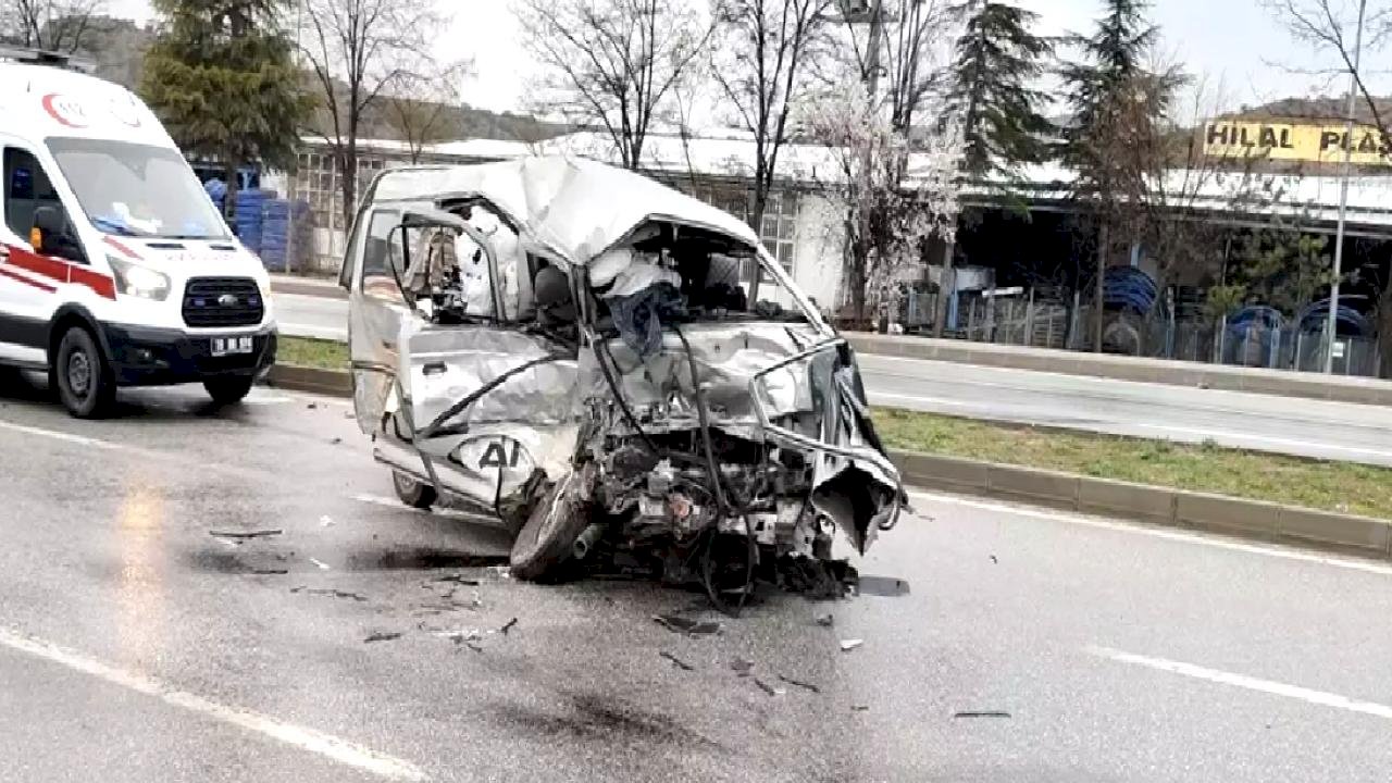 Çorum'da Otobüs-Kamyonet Çarpıştı: 7 Yaralı