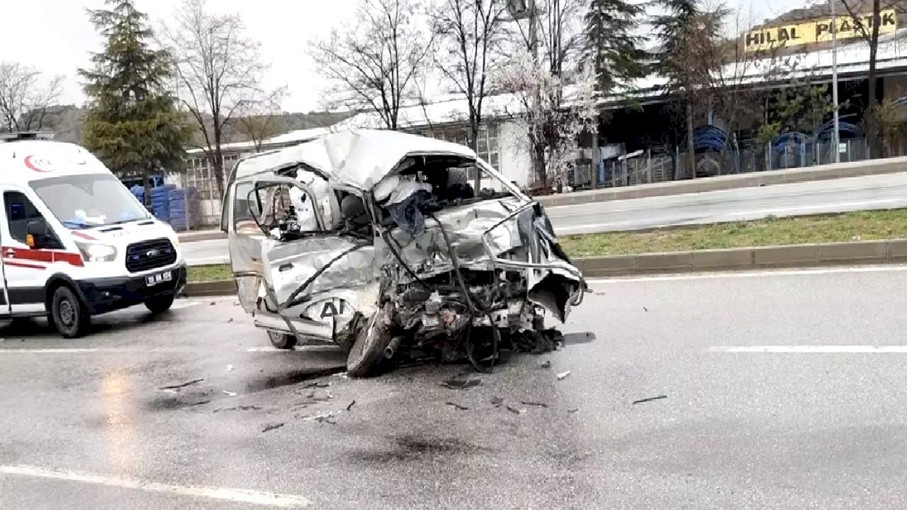 Çorum'da Otobüs ve Kamyonet Çarpıştı