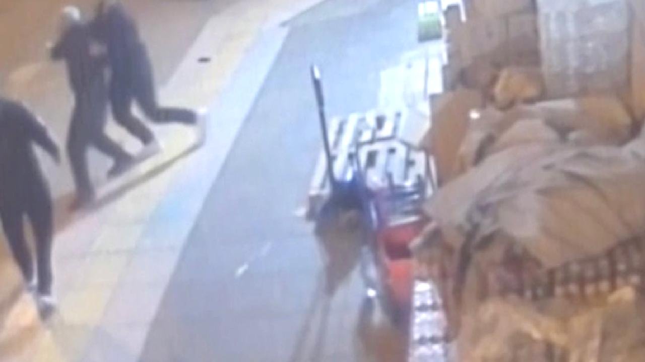 Çorum'da sürücünün yayayı darbetmesi kamerada