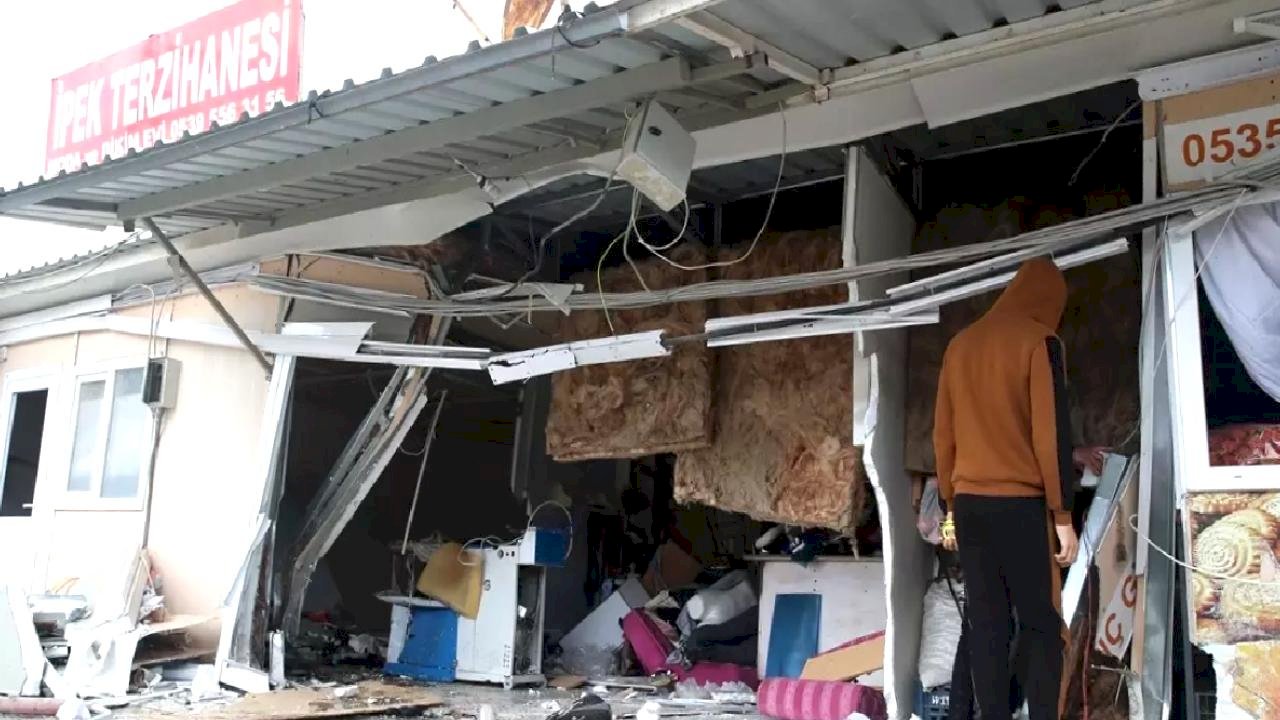 Defne'de Otomobil Prefabrik Dükkanlara Çarptı