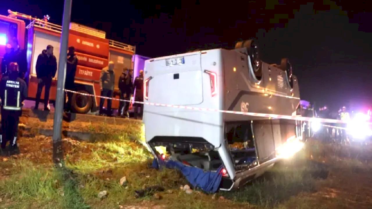 Döşemealtı'nda Midibüs Kazası: 16 Yaralı