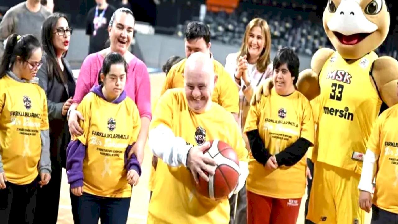 Down sendromlu çocuklar Mersin Spor Kulübü ile aynı sahada buluştu