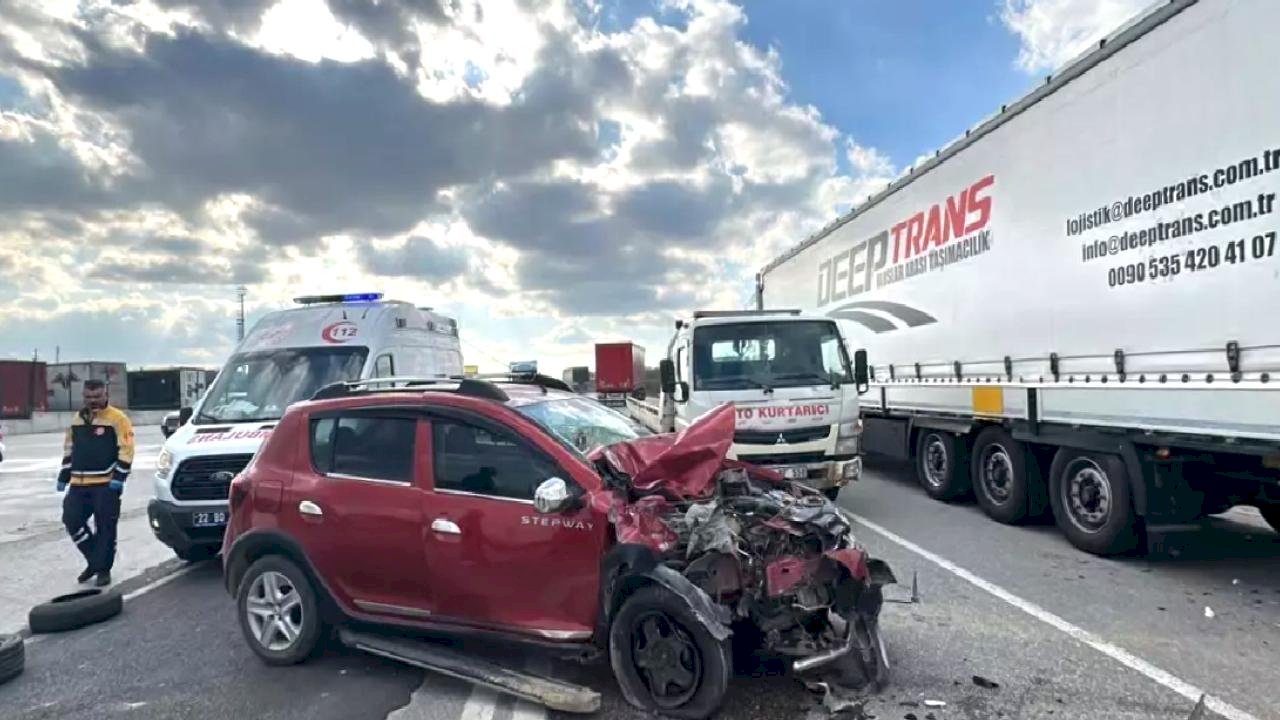 Edirne'de TIR'a Çarpan Otomobil Sürücüsü Yaralandı