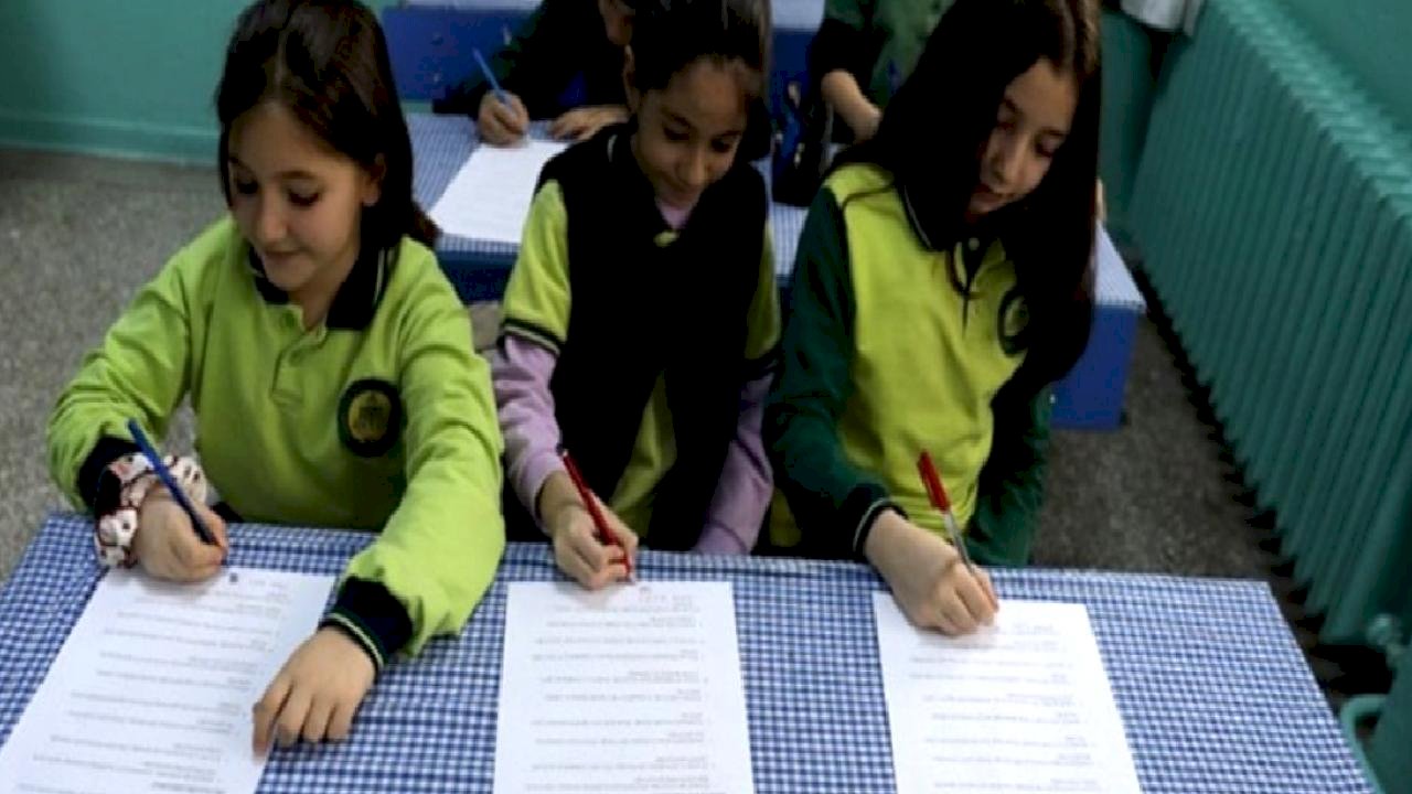 Elazığ'da akran zorbalığına karşı örnek adım: Öğrenciler 'dostluk sözleşmesi' imzaladı