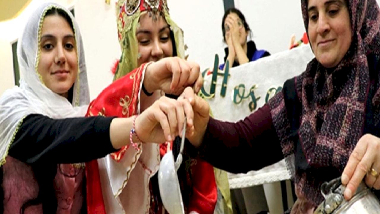 Elazığ'da üniversiteli kızlar, yurtta yöresel lezzetleri öğreniyor