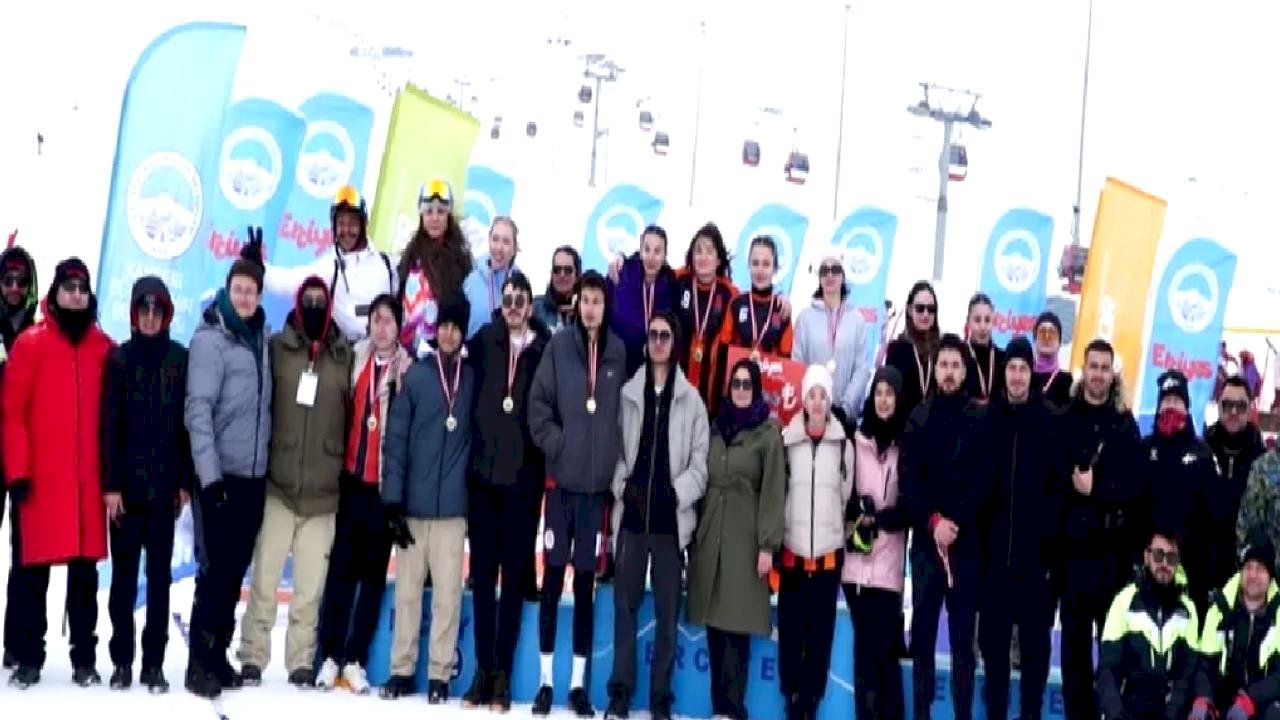 Erciyes'te kar voleybolu coşkusu