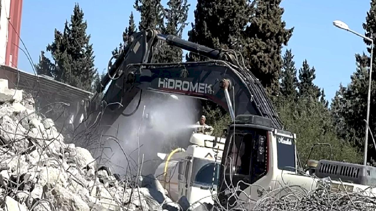 Eski Hastane Binasının Kontrollü Yıkımı Başladı