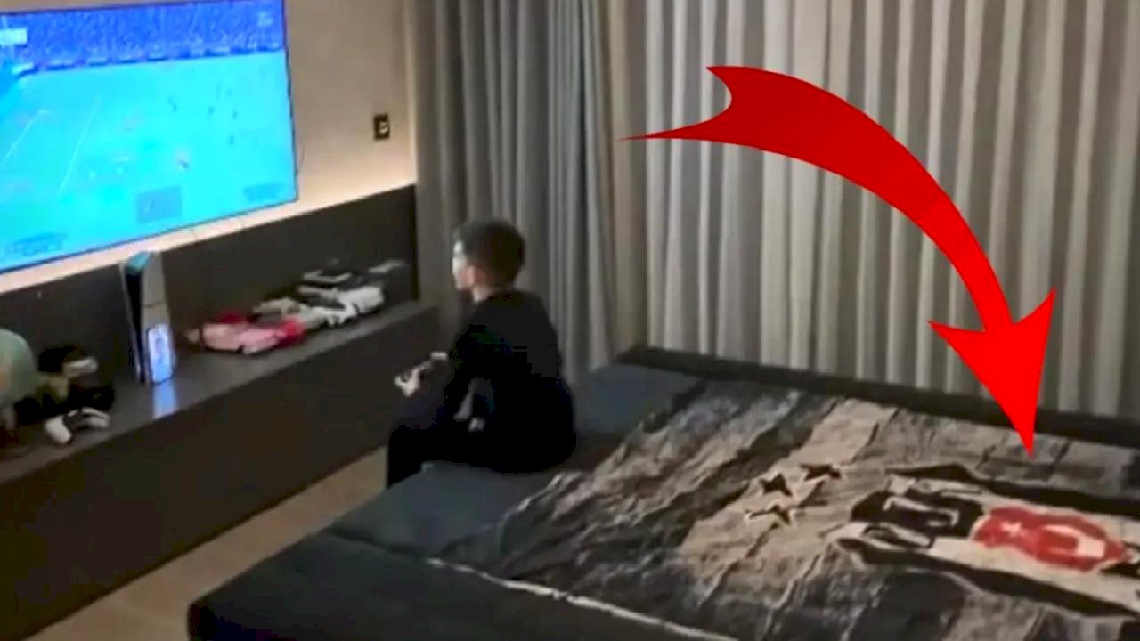 Fenerbahçe'nin eski yıldızı oğlunu oyun oynarken paylaştı! Yataktaki Beşiktaş detayı bomba