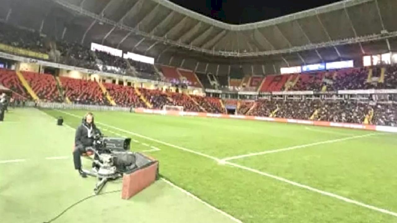 Gaziantep FK-Fenerbahçe ışık krizi nedeniyle maçı gecikmeli başlıyor