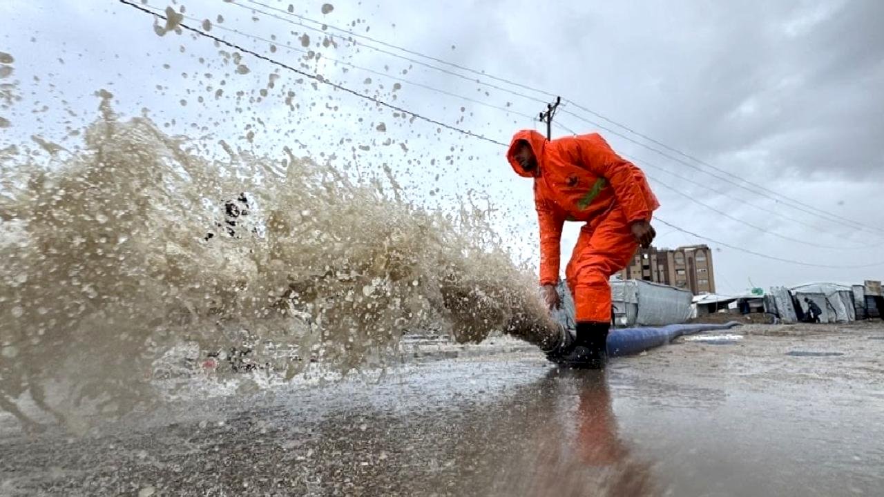 Gazze’de etkili olan şiddetli yağmur hayatı olumsuz etkiledi