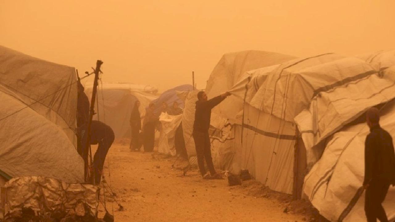 Gazze'de kum fırtınası Filistinlilere zor anlar yaşattı
