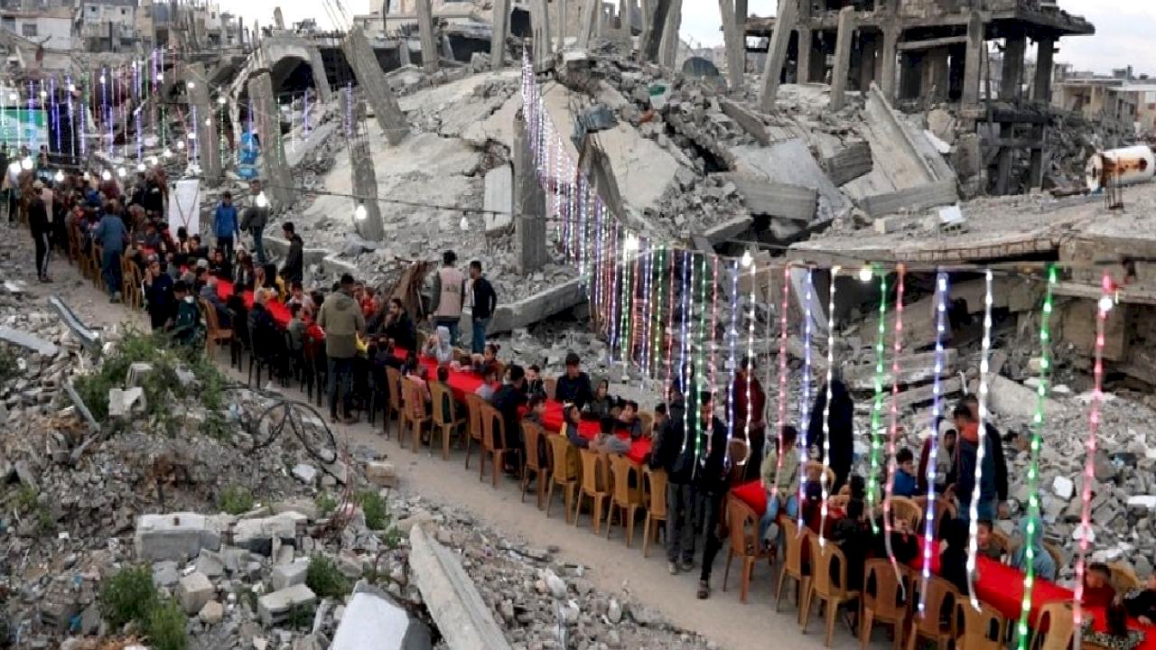 Gazze'de yıkıntıların arasında iftar