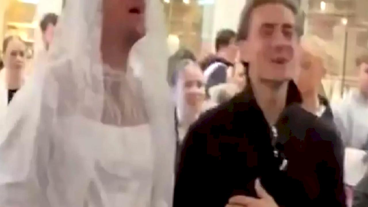 Gelinlik giyip şarkı söyledi, tepki gelince kendini bakın nasıl savundu