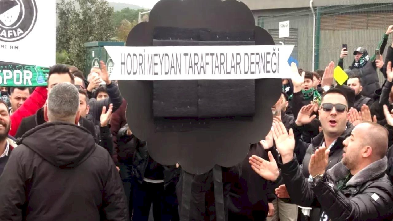 Görülmemiş tepki! Kocaelispor taraftarları, TFF önüne siyah çelenk bıraktı