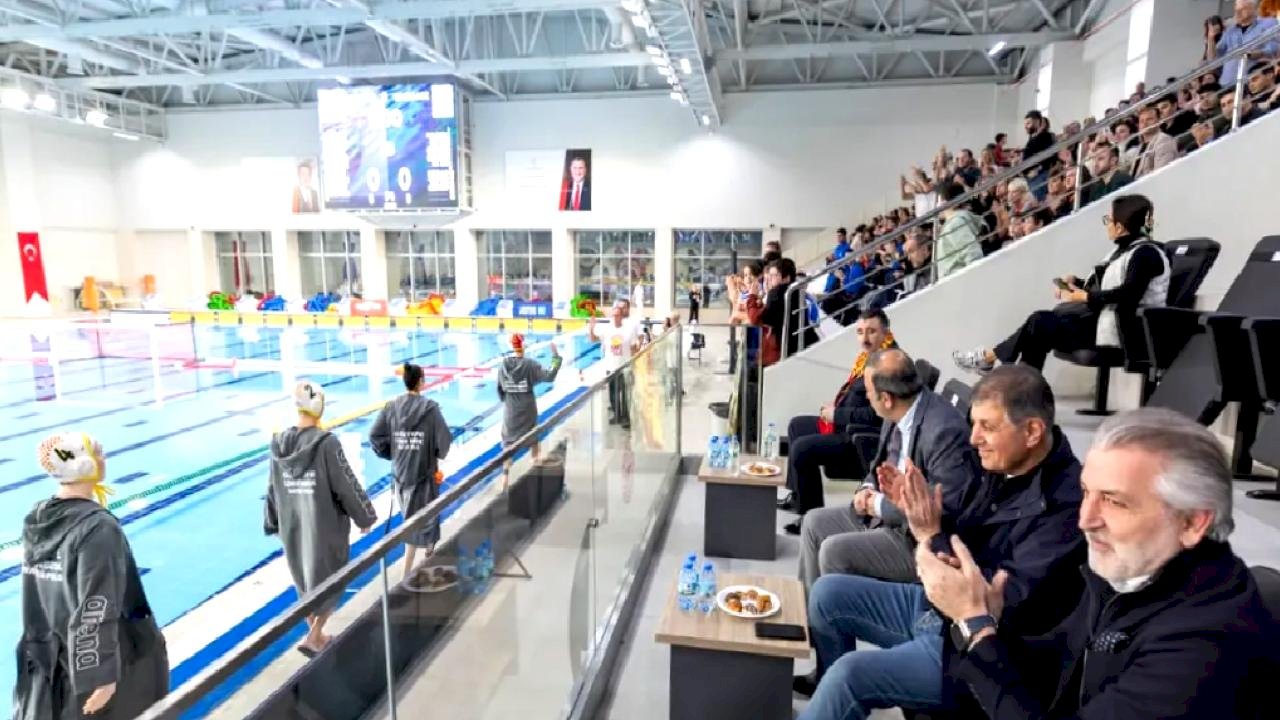 Göztepe’nin Avrupa zaferine Başkan Tugay da eşlik etti