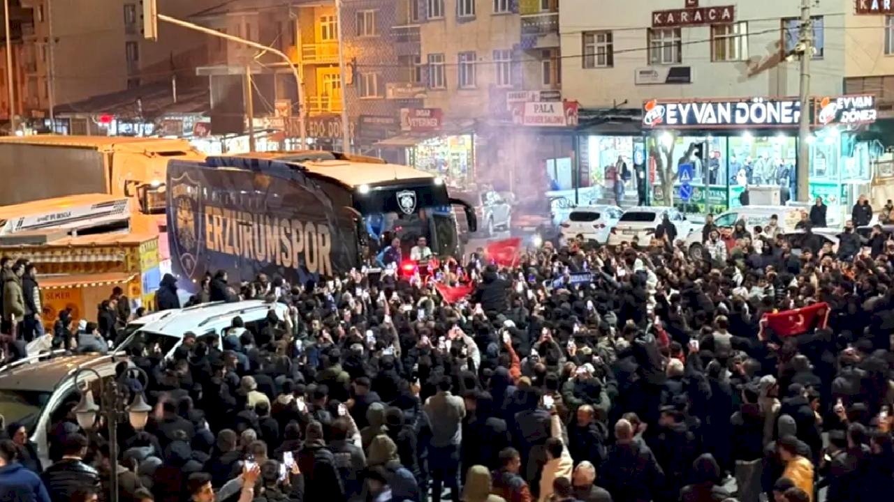 Gözünü Süper Lig'e diken lider Erzurumspor FK, kentte şampiyonlar gibi karşılandı
