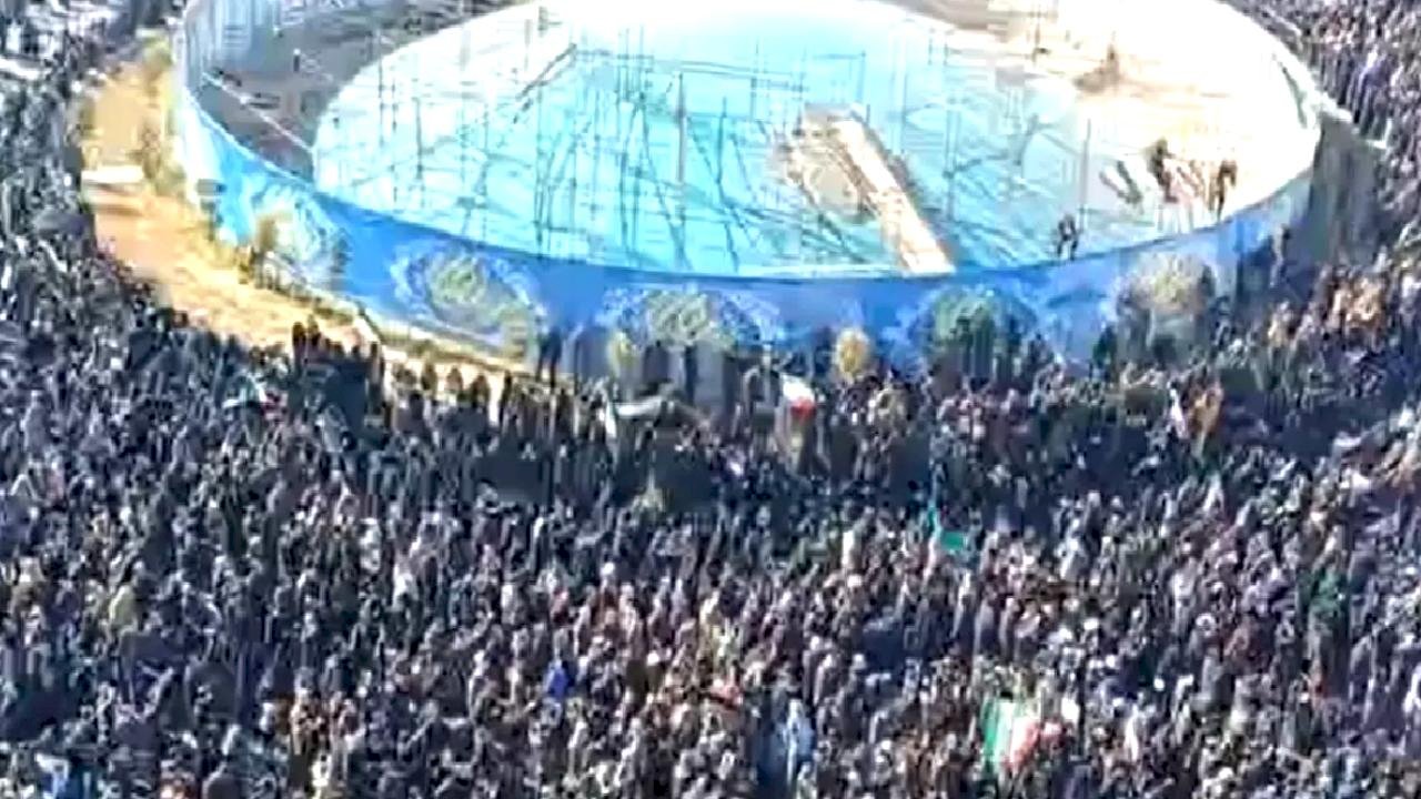 Hamaney'in ölümü sonrası Tahran'da mahşeri kalabalık! Sayı giderek artıyor