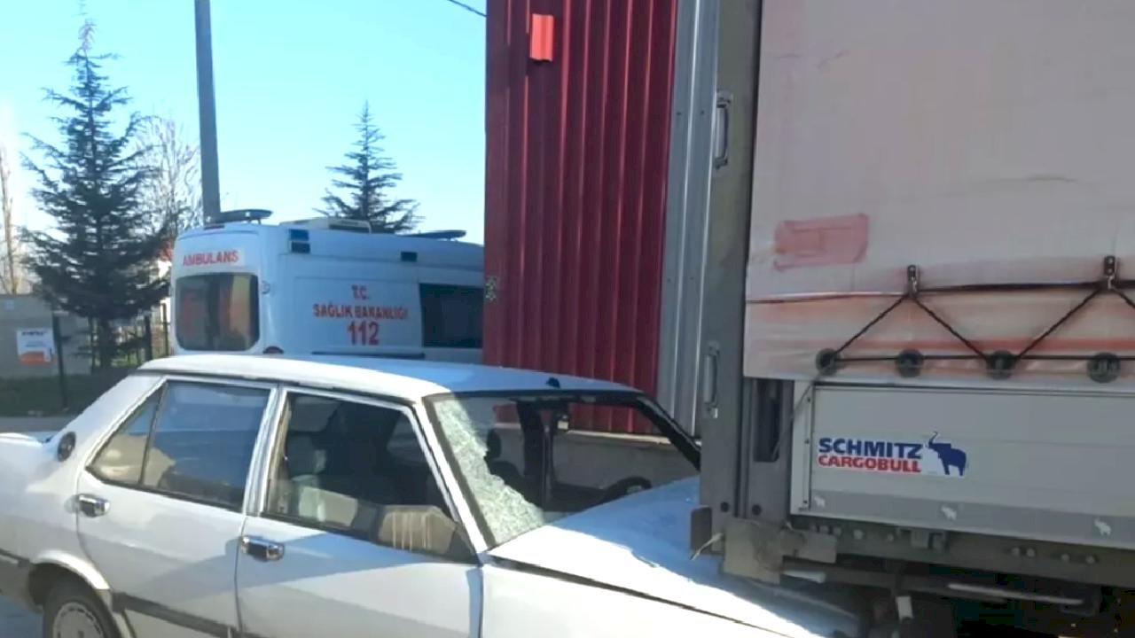 İnegöl'de Park Halindeki Tıra Çarpan Sürücü Yaralandı