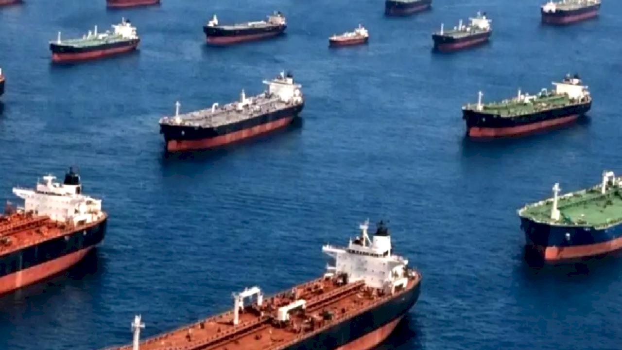 İran, Hürmüz Boğazı'nda 10 Petrol Tankerini Vurdu