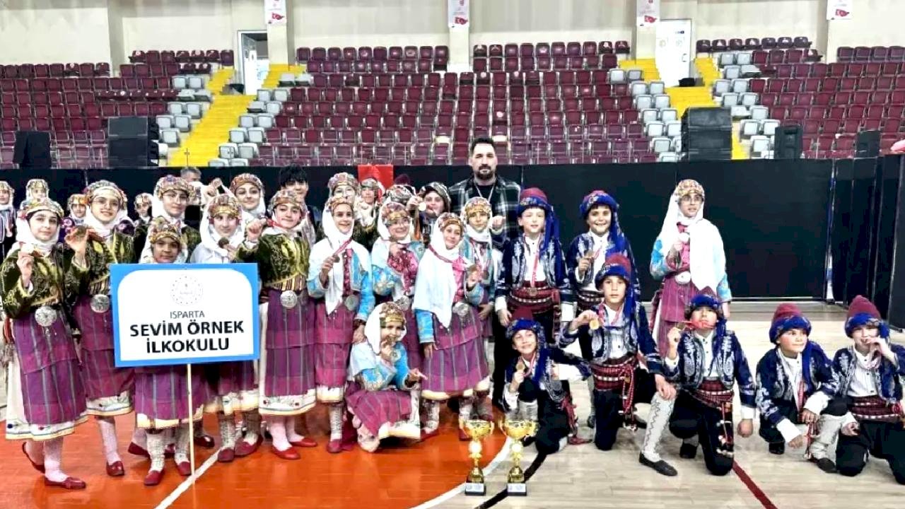 Isparta'da halk oyunları miniklerin şampiyonu Sevim Örnek İlkokulu