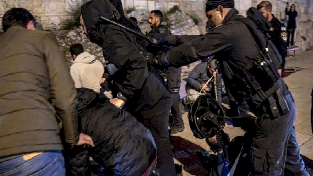 İsrail polisi, teravih namazı kılmak isteyen Filistinlilere saldırdı