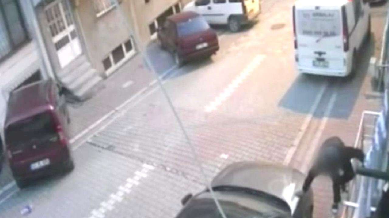 İstanbul'da camda asılı duran elbiseleri çalan şahıs kamerada