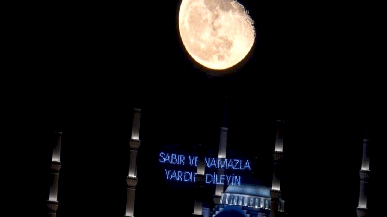 İstanbul’da Çamlıca Cami ile 'Küçülen Şişkin Ay'' aynı karede