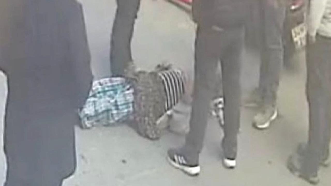 İstanbul'da geri manevra yapan minibüsün altında kalan yaşlı kadın ağır yaralandı