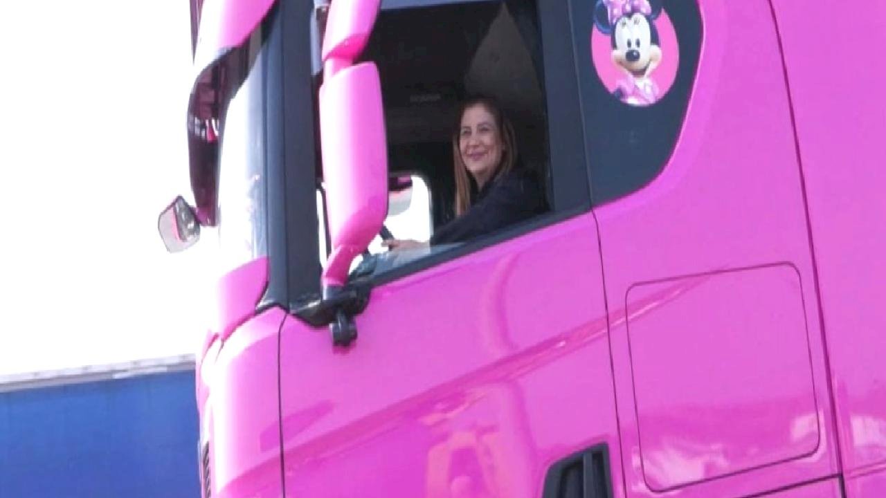 İstanbul'da yaşayan 4 çocuk annesi kadın pembe renkli tırı ile görenleri şaşırtıyor