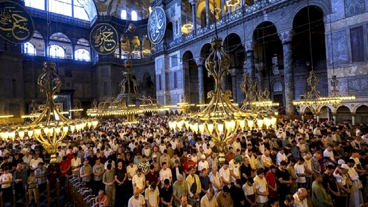 İstanbul'daki camilerde bayram namazı kılındı