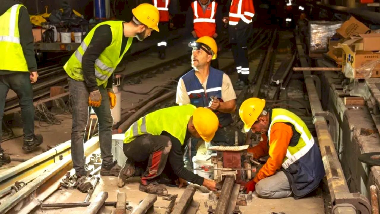 İzmir Bornova’da metro hattında raylar yenileniyor