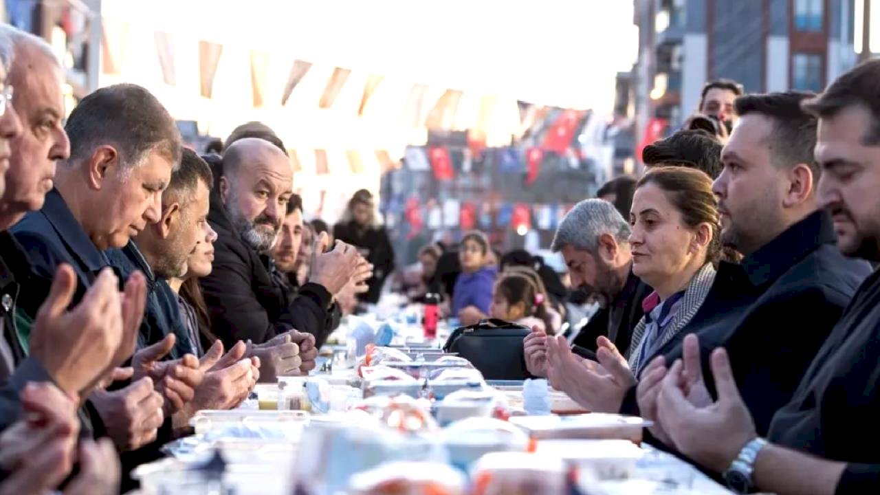 İzmir Çamdibi’nde binlerce kişilik iftar sofrası 
