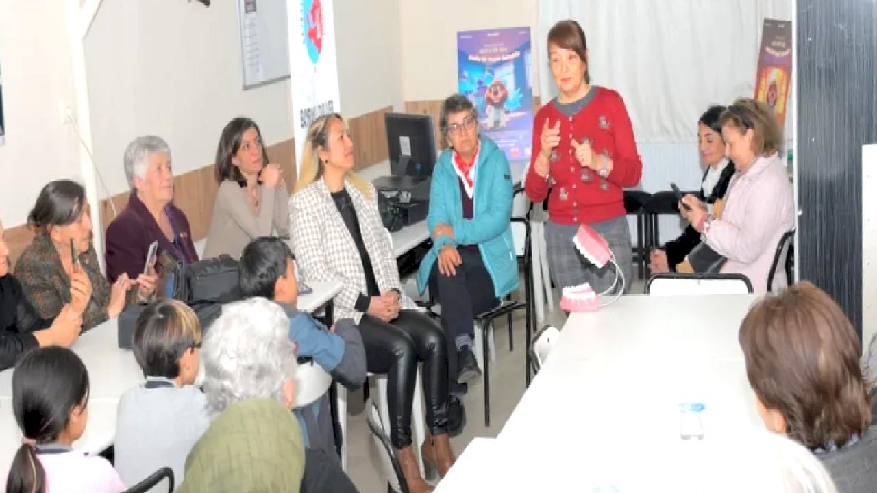 İzmir'de dişhekimleri diş sağlığının önemine dikkat çekti