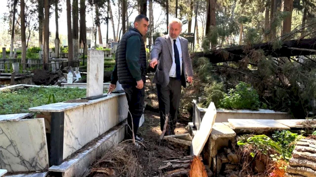 İzmir'de fırtınadan etkilenen mezarlıklara hızlı müdahale