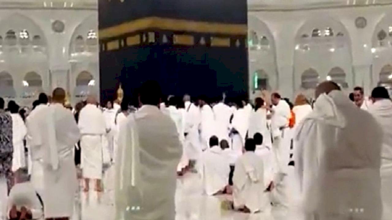 Kabe'de, Ramazan'ın son günü yağmur altında dua ediliyor