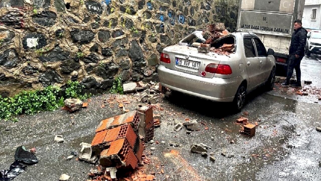 Kağıthane’de yıkılan bahçe duvarı, aracın üzerine devrildi