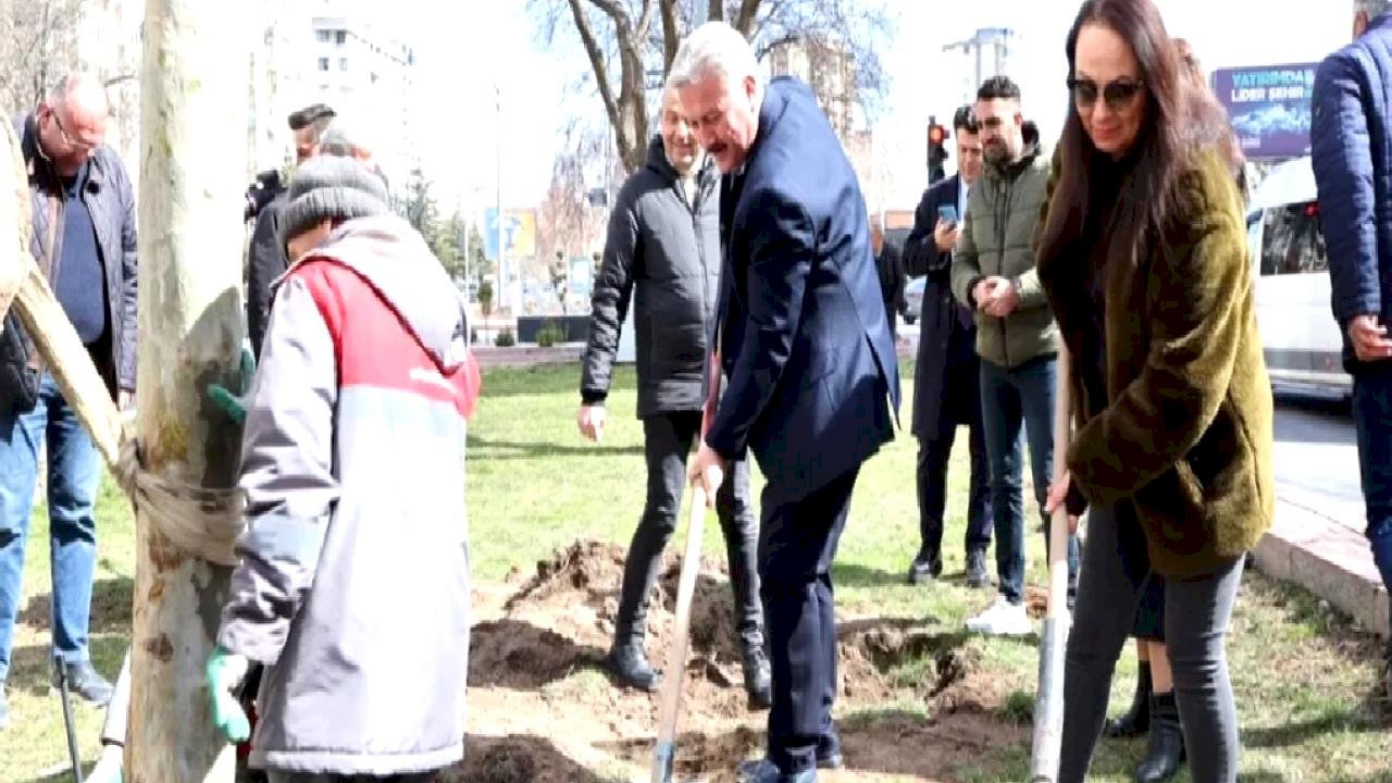 Kayseri Melikgazi'de bahar fidan dikimiyle geldi