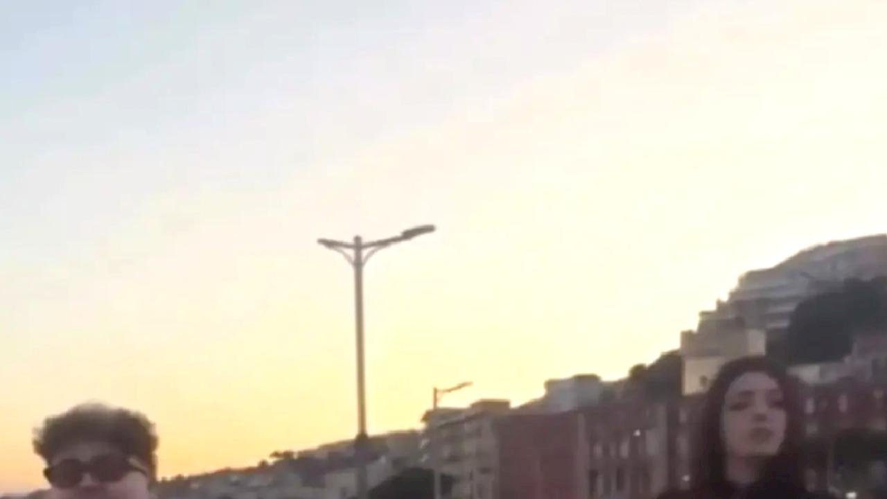 Kız arkadaşına tasma takıp gezdirdi