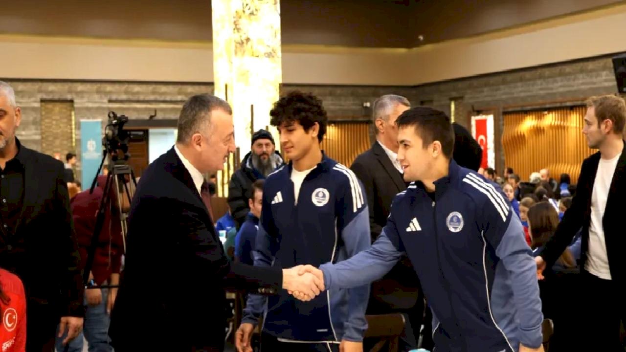Kocaeli'de Başkan Büyükakın başarılı sporcularla iftar yaptı