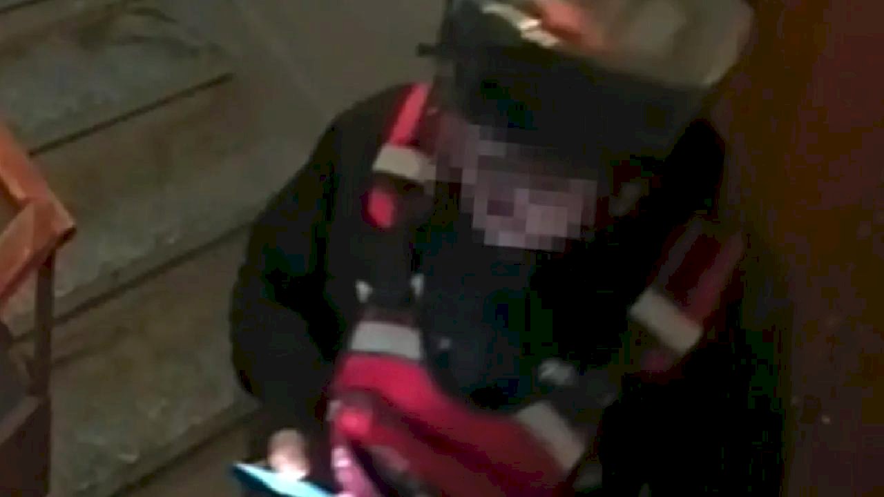 Kuryeden Skandal! Merdiven Dairesine İdrar