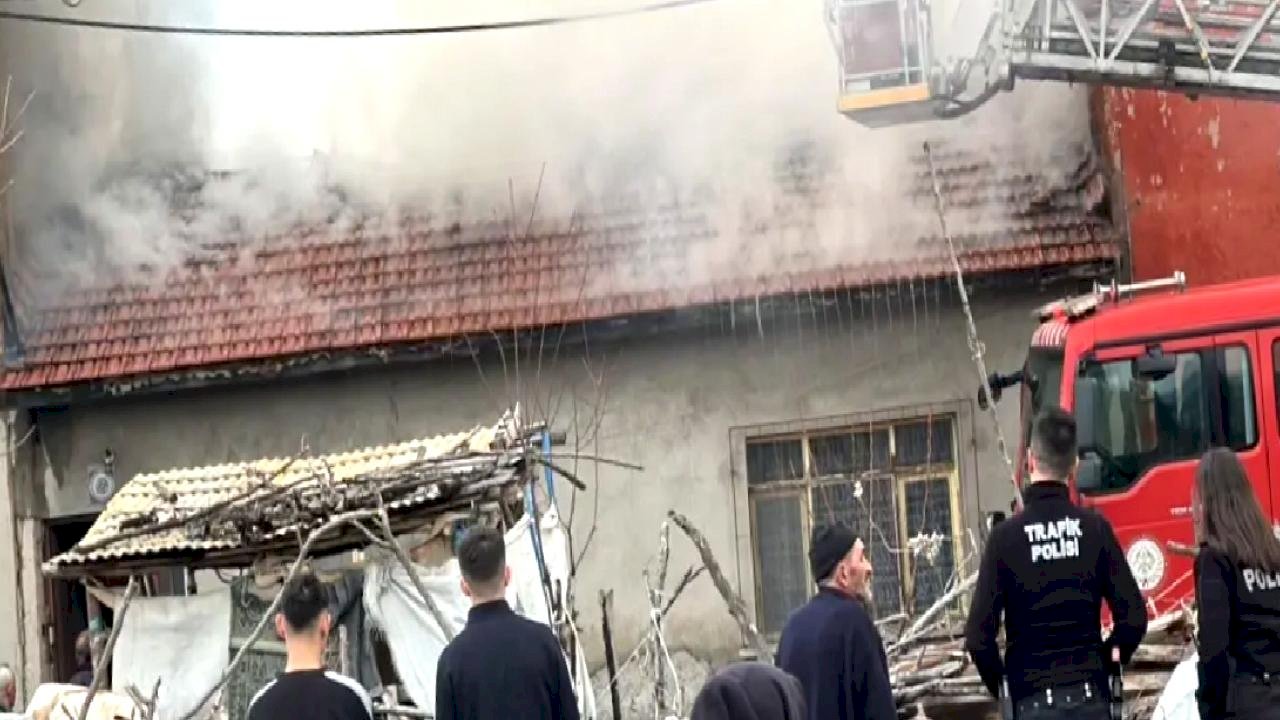 Kütahya'da Çatı Yangını Kontrol Altına Alındı