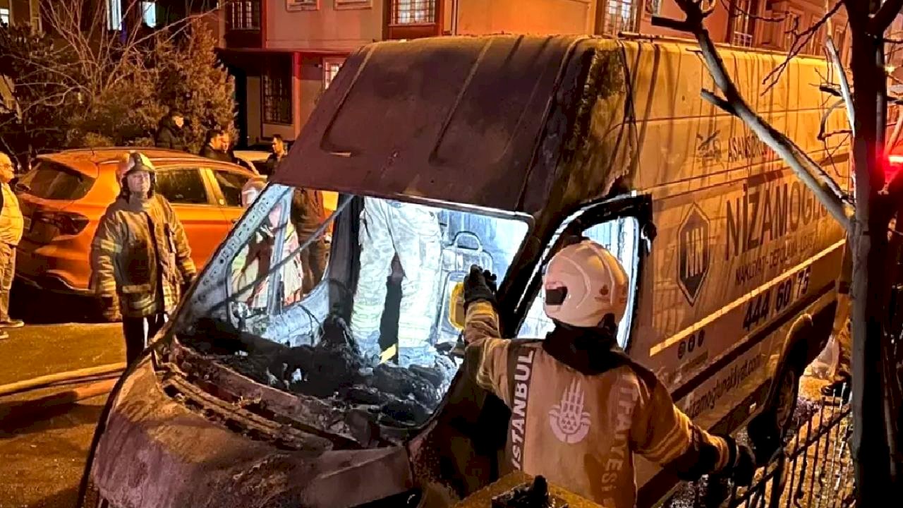 Maltepe'de Park Halindeki Araçlar Yandı