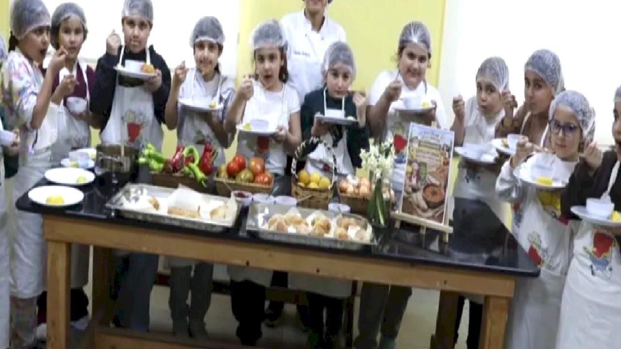 Mersin’de çocuklar mutfakta öğreniyor