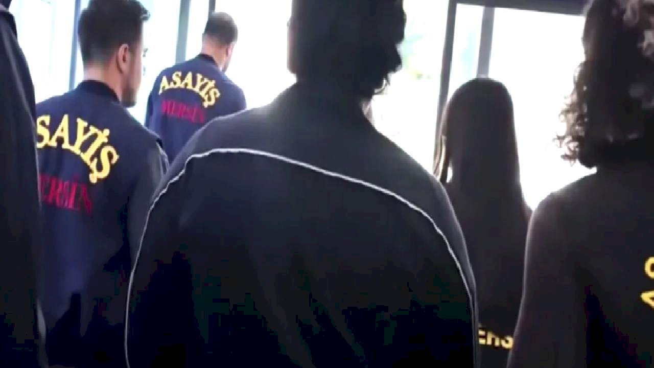 Mersin’de hırsızlık şüphelileri minibüste yakalandı: 3 tutuklama